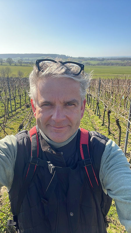 Ein Portrait von Marc Creusen in seinem Weinberg